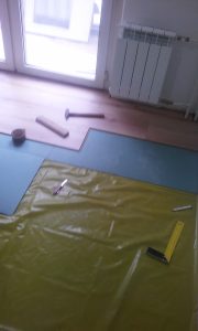 Laminált padlo lerakás festőzuglo