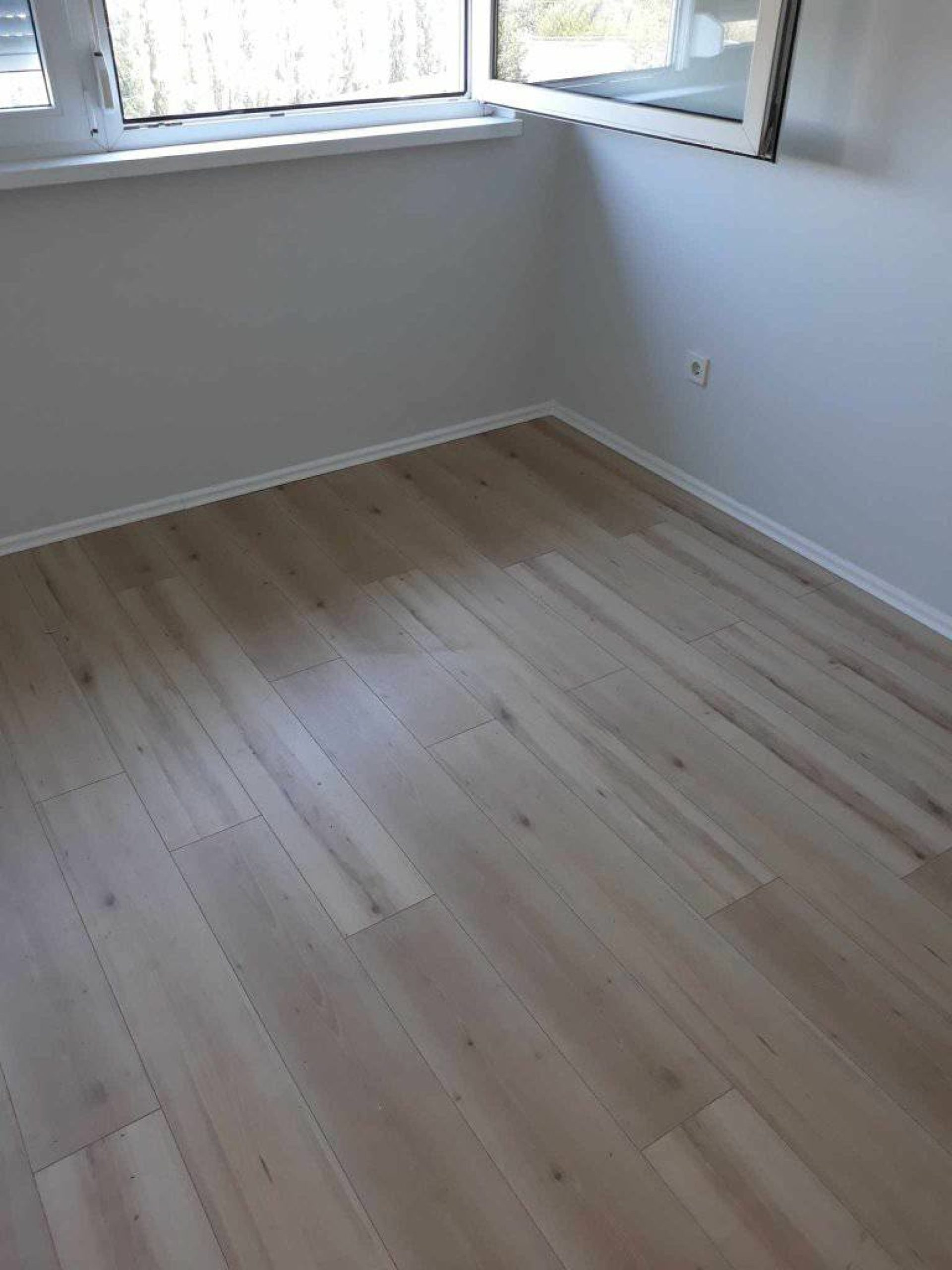 Laminalt-parketta-lerakas festo Zuglo